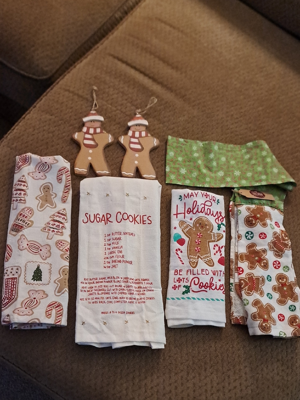 Gingerbread Holiday Kitchen Towels (Bundle of 4) +2 Wooden Gingerbread Ornaments
